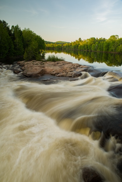 Cachoeira de mirtilo em Chutes aux Bleuets, Quebec