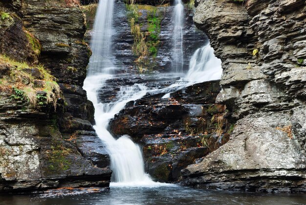 Cachoeira de outono na montanha