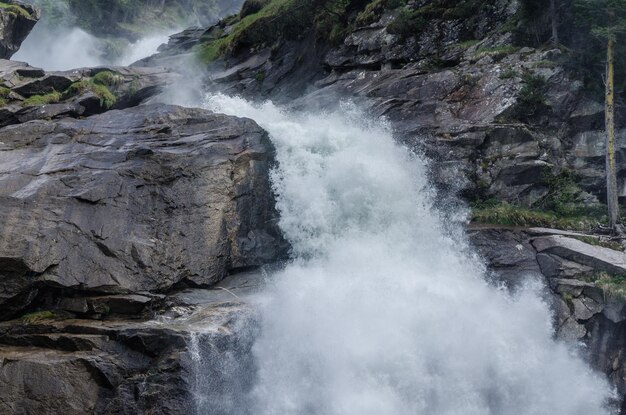 Cachoeira de reboque nas montanhas