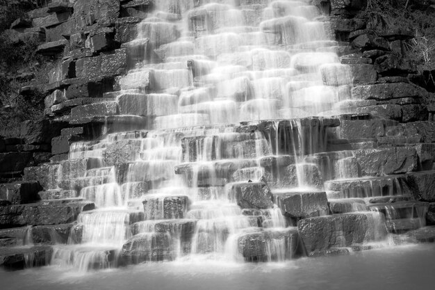 Foto cachoeira de rochas