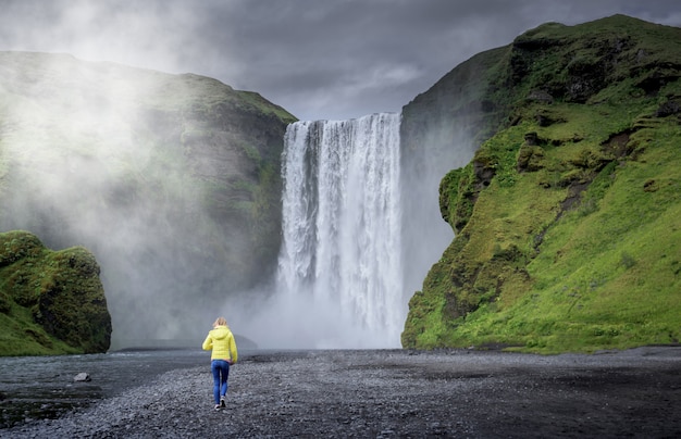 Cachoeira de Skogafoss na Islândia no verão.