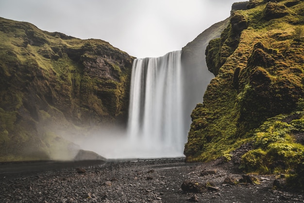 Cachoeira de skogafoss na islândia no verão.