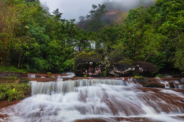 Foto cachoeira de tad-wiman-thip, cachoeira bonita na província de bung-kan, tailândia.