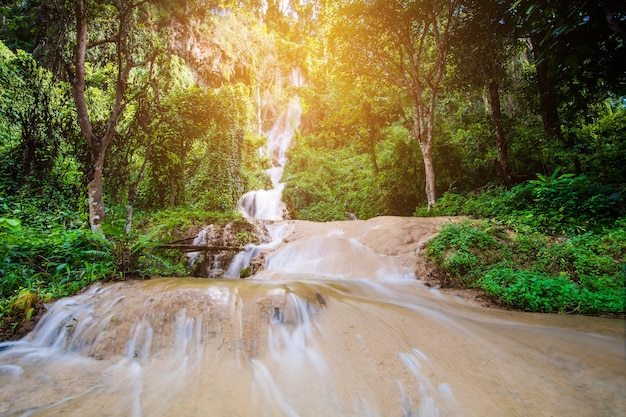 Cachoeira de Tan Tong na província de Phayao