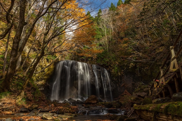 Cachoeira de tatsuzawafudo no outono temporada de outono em fukushima. existe a cachoeira em inawashiro, fukushima, japão.