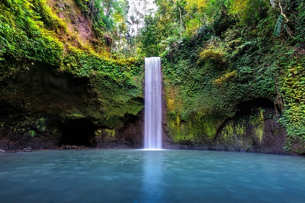 Foto cachoeira de tibumana na ilha de bali, indonésia.