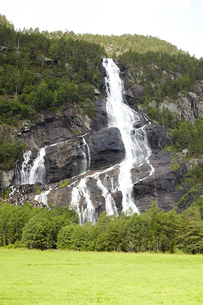 Cachoeira de tirar o fôlego na Noruega