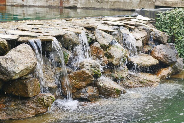 Cachoeira decorativa fluindo do alto Dentro do parque