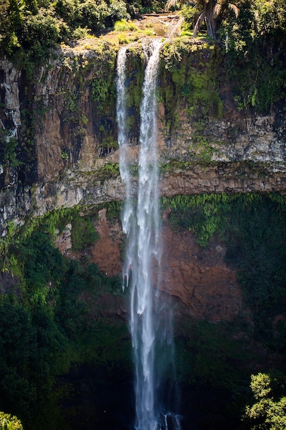 Cachoeira deságua na cratera do vulcão no Parque Nacional de Maurício Chamarel