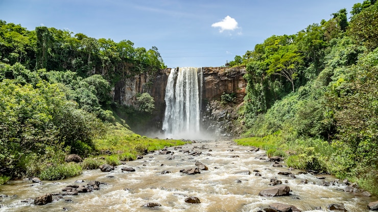 Foto cachoeira do parque natural municipal salto do rio sucuriu no brasil