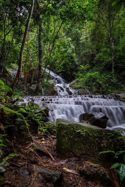 Foto cachoeira do penhasco da rocha