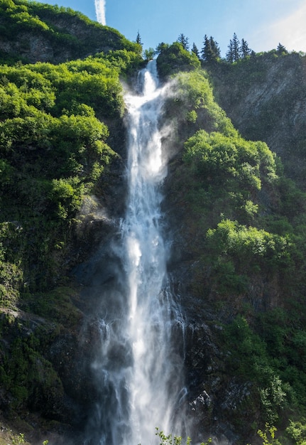 Cachoeira dramática de Bridal Veil Falls em Keystone Canyon