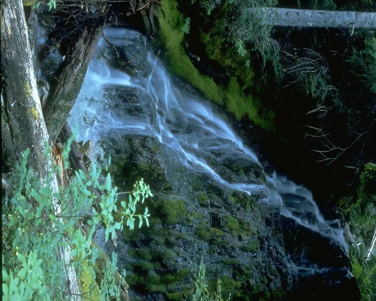 Foto cachoeira e fundo do rio de montanha paisagem aquática ambiente natural