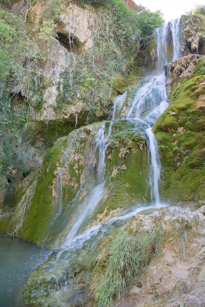 Cachoeira e lago em Orbaneja del Castillo, Burgos, Espanha