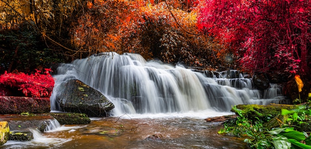 Foto cachoeira e lago exóticos paisagem panorâmica bela cachoeira na floresta tropical no parque nacional de cachoeira mundang