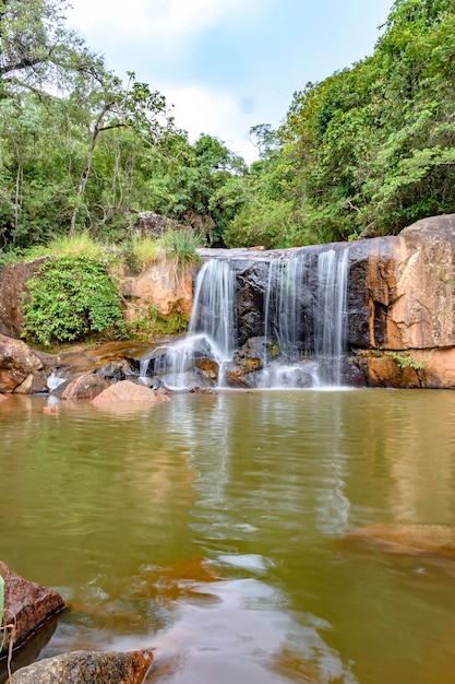 Cachoeira e lago na floresta tropical de Moeda, no estado de Minas Gerais