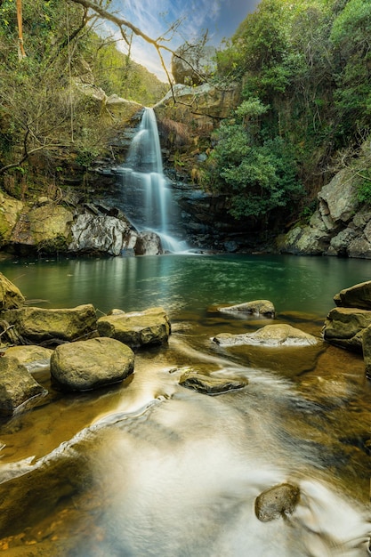 Cachoeira e lagoa de Gran Capitan no rio Miel em Algeciras, Cádiz