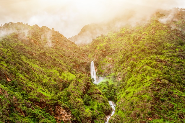 Cachoeira e nuvens no Nepal