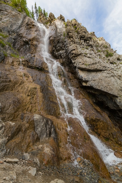 Cachoeira em Altay montanhas. Bela natureza paisagem. Distinção turística popular.