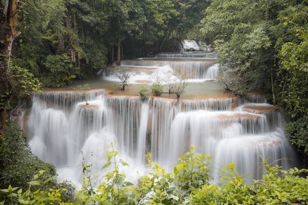 Cachoeira, em, floresta tropical, em, Erawan, parque nacional, província kanchanaburi, tailandia