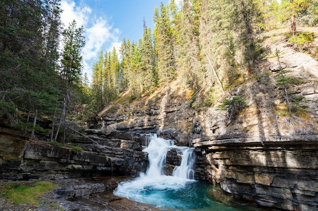 Foto cachoeira em johnston canyon banff national park canadian rockies alberta canadá