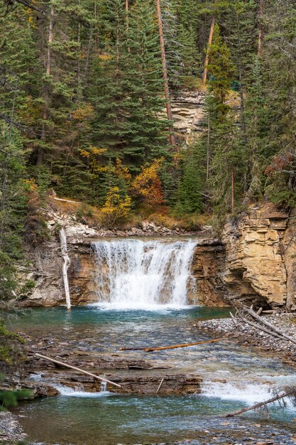 Foto cachoeira em johnston canyon banff national park canadian rockies alberta canadá