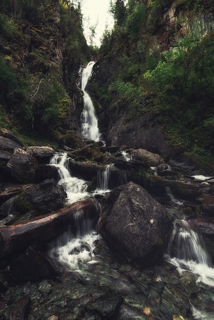 Foto cachoeira em montanhas de altai