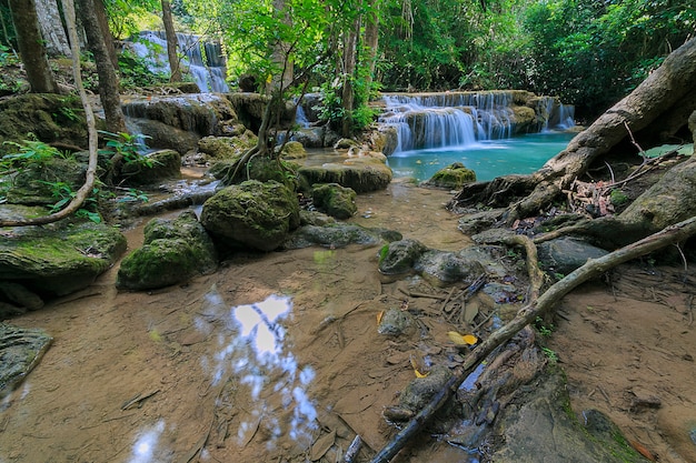 Foto cachoeira em uma floresta profunda