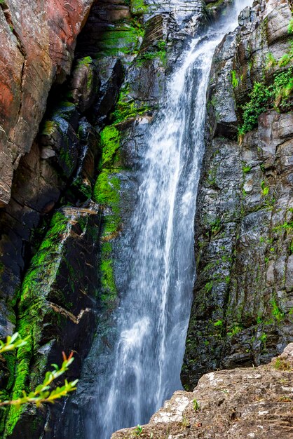 Cachoeira entre rochas musgosas na região da Serra do Cipo, no estado de Minas Gerais