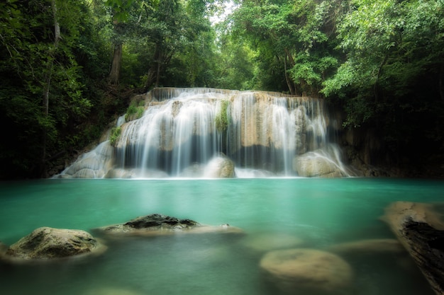 Cachoeira erawan é uma linda cachoeira