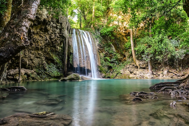 Cachoeira Erawan no Parque Nacional da Tailândia Cachoeira azul esmeralda