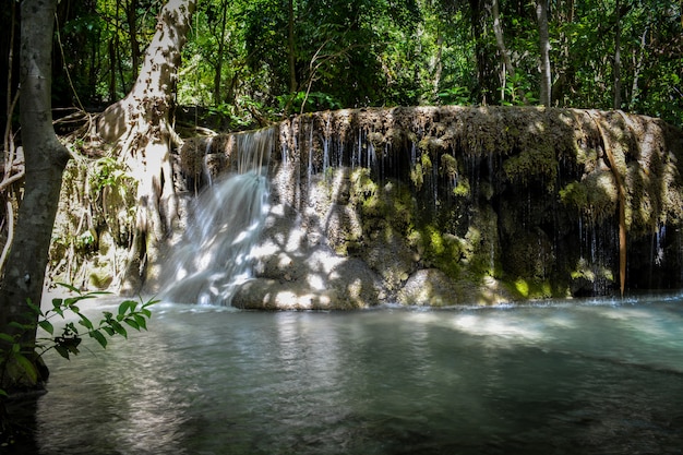 Cachoeira, escondido, em, a, selva tropical, em, kanchanaburi, província, ásia sudeste, ásia, tailandia
