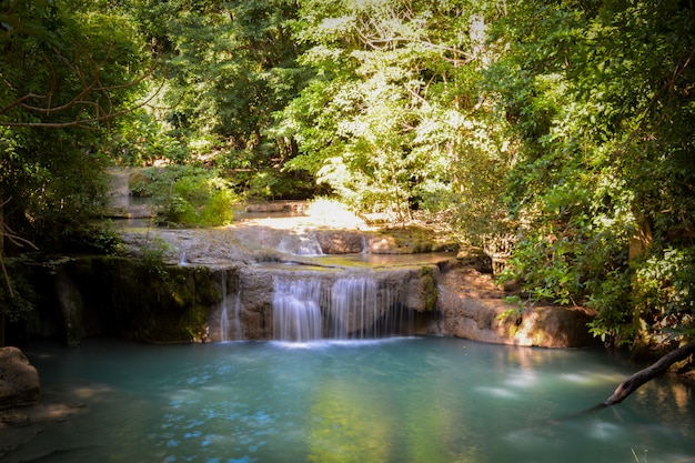 Cachoeira, escondido, em, a, selva tropical, (waswan, waterfall), em, kanchanaburi, província, ásia