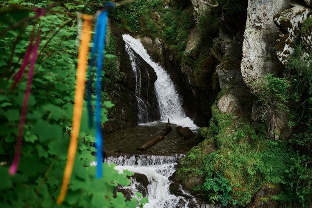 Cachoeira Estyube no lago teletskoye nas montanhas altai