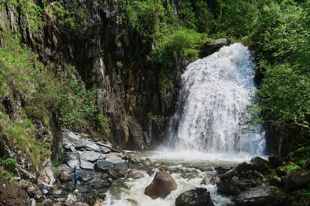 Cachoeira Estyube no lago teletskoye nas montanhas altai