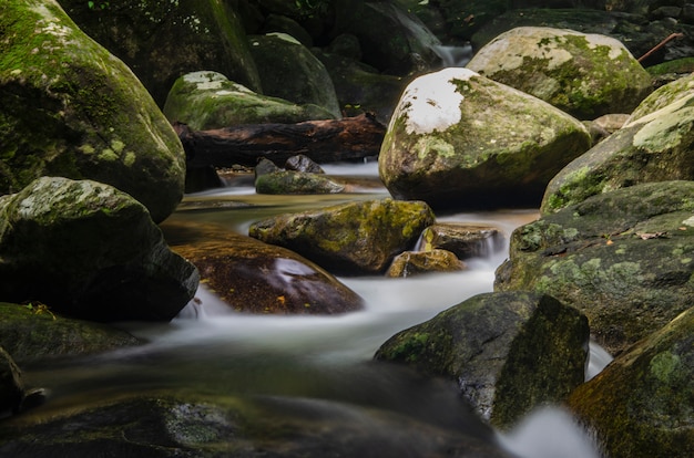 Cachoeira flui através das rochas.