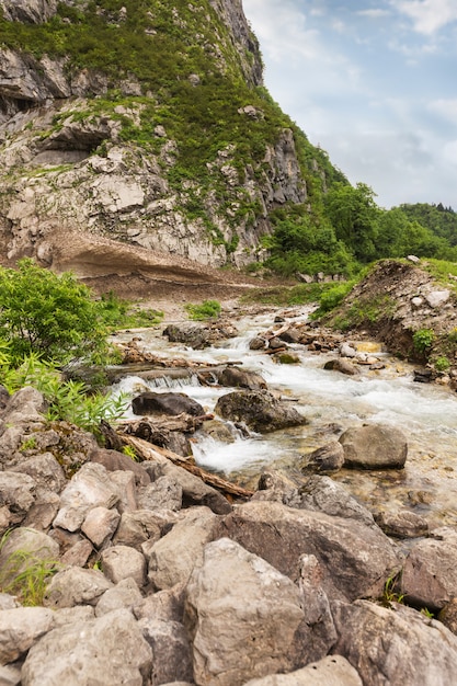 Cachoeira Gegsky na floresta, Abkhazia