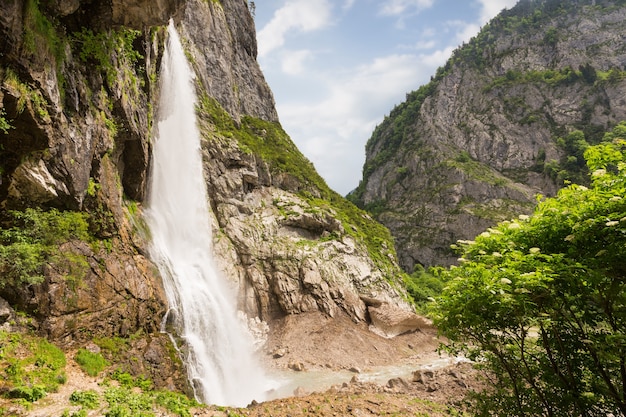 Cachoeira gegsky na floresta, abkhazia