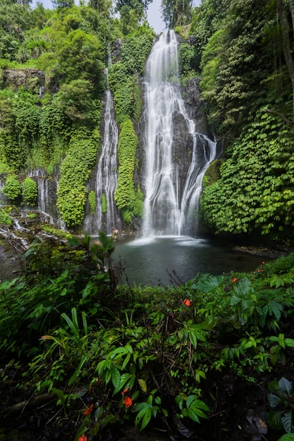 Foto cachoeira gêmea banyumala, wanagiri, bali