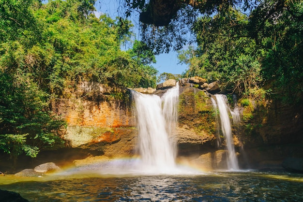 Cachoeira Haew Suwat no Parque Nacional Khao Yai na Tailândia