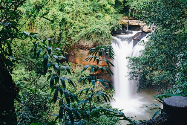 Cachoeira haew suwat no parque nacional khao yai na tailândia