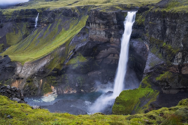 Cachoeira Haifoss na Islândia, uma das cachoeiras mais altas do popular destino turístico da Islândia