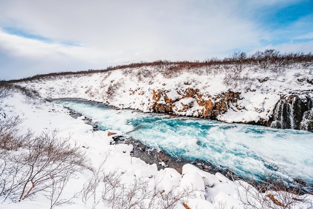 Cachoeira Hlauptungufoss A 'Cachoeira Mais Azul da Islândia' Água azul flui sobre as pedras Inverno Islândia Visite a Islândia Caminhada até a cachoeira bruarfoss