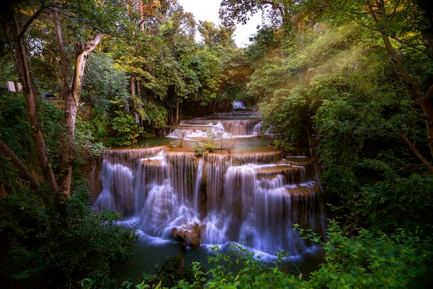 Cachoeira huai mae kamin em kanchanaburi