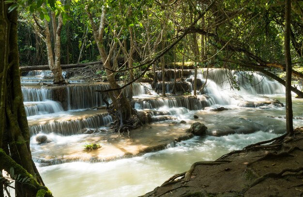 Cachoeira Huai Mae Khamin em Kanchanaburi, Tailândia, bela cachoeira, floresta,