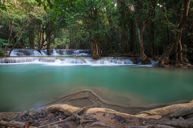 Cachoeira Huai Mae Khamin em outubro é uma bela cachoeira em Kanchanaburi, Tailândia.