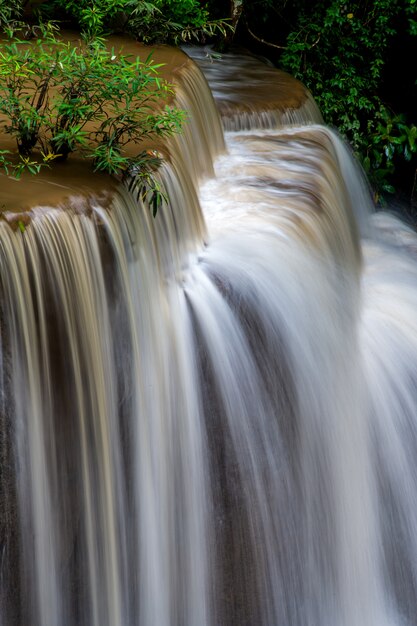 Foto cachoeira huai mae khamin na tailândia