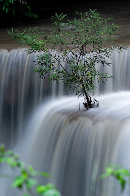 Cachoeira huai mae khamin na tailândia