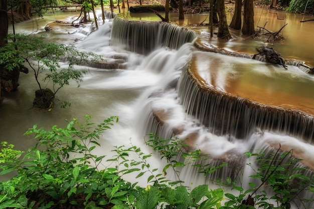 Foto cachoeira huai mae khamin na tailândia