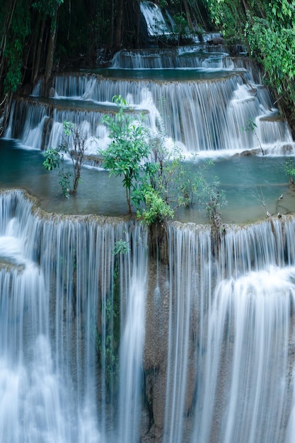 Cachoeira Huay Mae Kamin, Kanchanaburi, Tailândia, cachoeira na floresta